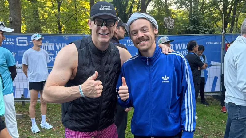 هاري ستايلز يشارك متخفيًا في ماراثون برلين 2025 (صور)