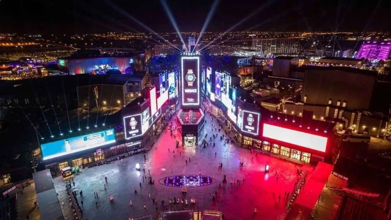 لحظات استثنائية مع بداية مهرجان الرياض للكوميديا 2025 (فيديو)