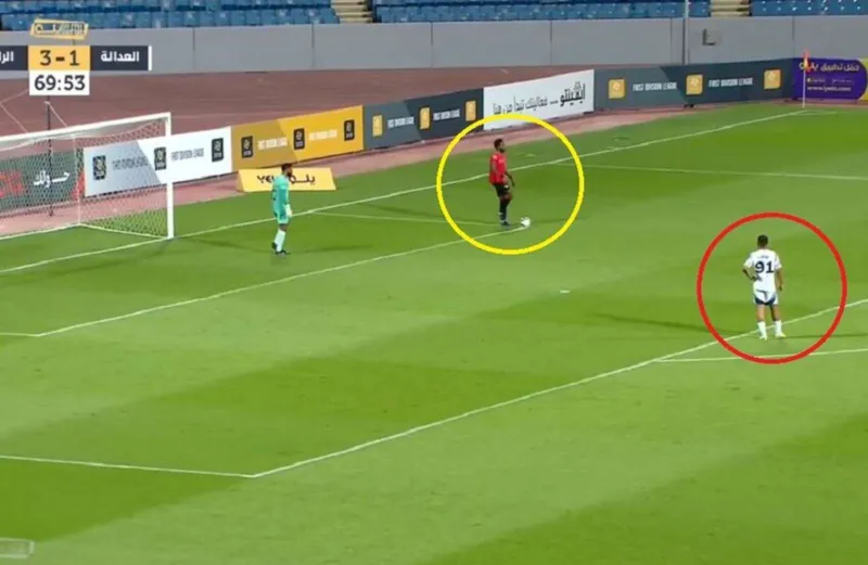 خطأ كارثي يغيّر مجريات لقاء الرائد والعدالة في الدوري السعودي (فيديو)