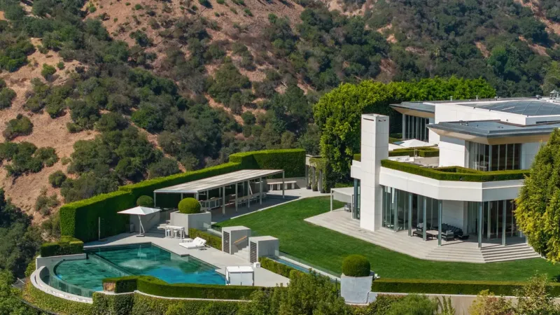 هل يطيح قصر بريتزكر برقم بيزوس القياسي في سوق العقارات الأمريكية؟