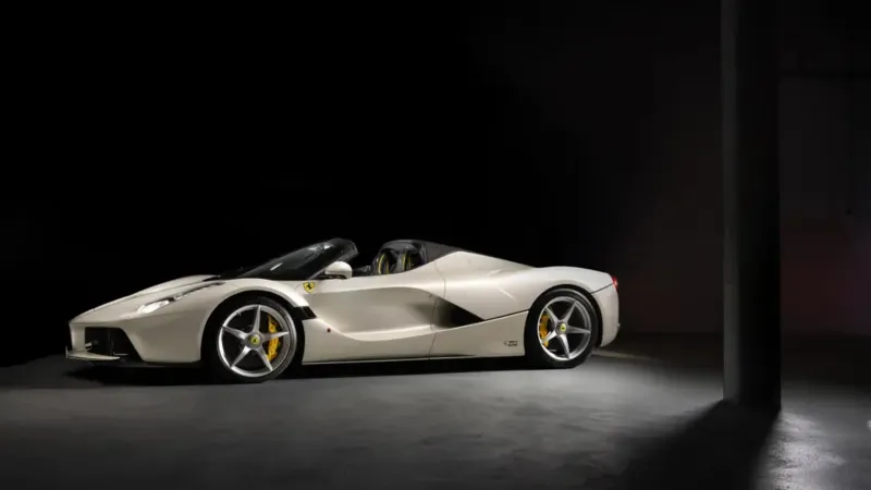 فرصة نادرة لاقتناء فيراري LaFerrari Aperta في مزاد سويسري (فيديو)