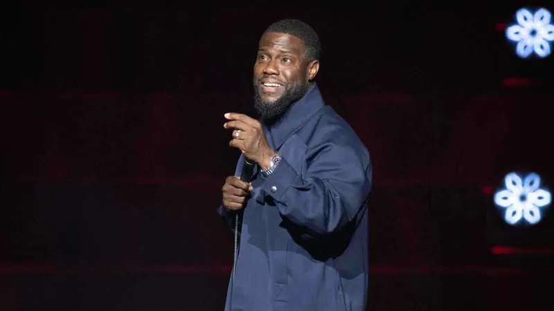 كيفن هارت يفتتح مشاركته في مهرجان الرياض للكوميديا وسط ترحيب واسع (فيديو)