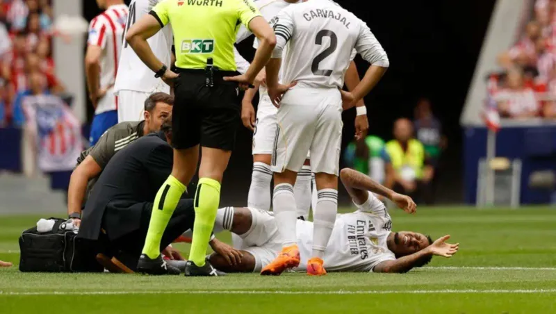 ميليتاو يصاب في كاحله ويغادر ديربي مدريد بين الشوطين (فيديو)