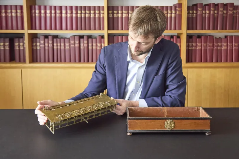 بسعر يصل إلى 3.5 مليون دولار.. أول آلة حاسبة بالتاريخ في مزاد علني (صور)