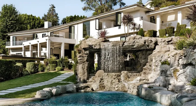 قصر مارك والبيرغ في بيفرلي هيلز معروض للبيع.. اكتشف تفاصيله الفاخرة