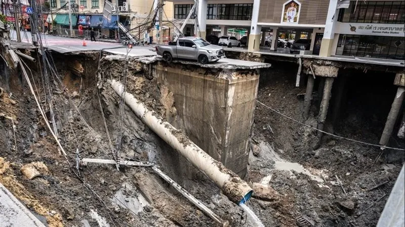 هبوط أرضي بعمق 49 مترًا يبتلع طريقًا رئيسيًا في بانكوك (فيديو)