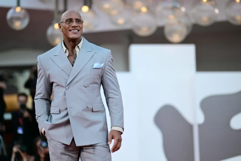 دوين جونسون يخطف الأنظار بدوره في "The Smashing Machine" (صور)