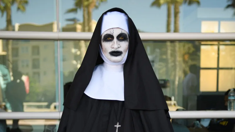 فيلم THE CONJURING: LAST RITES يتصدر سلسلة الرعب بإيرادات تاريخية (فيديو)