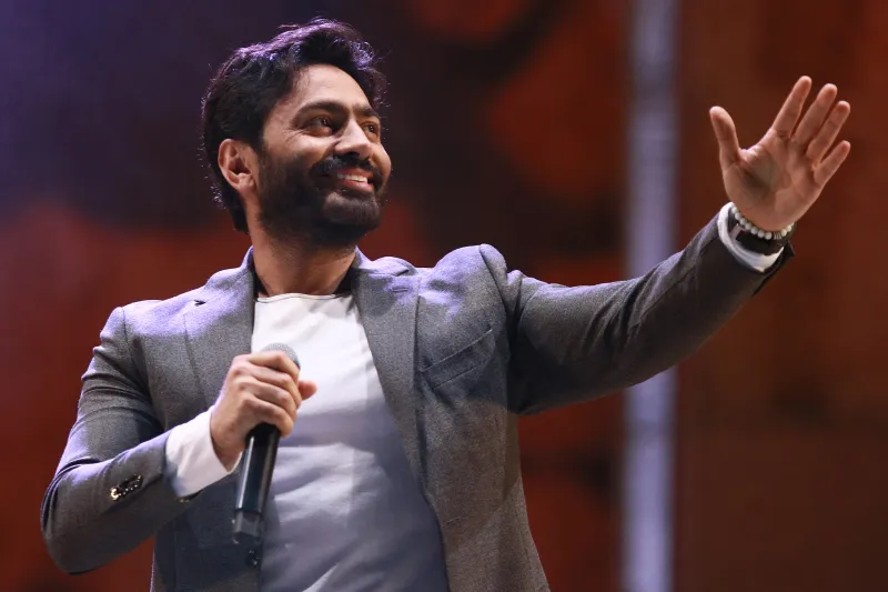 رغم التكتم.. شاعر يعلن  دخول النجم تامر حسني المستشفى