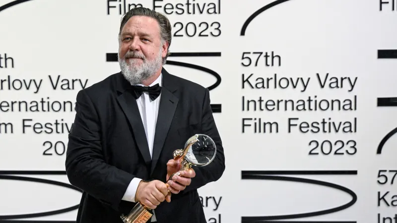 راسل كرو يستعرض عضلاته التمثيلية في نورمبرغ... ماذا حدث خلف الكاميرا؟ (فيديو)