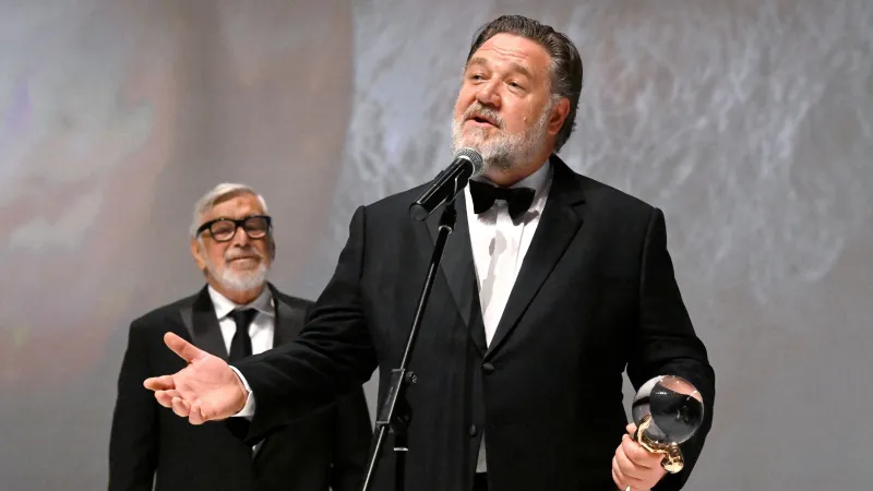 راسل كرو يخطف الأنظار برشاقته في زيورخ ويتسلم جائزة العين الذهبية