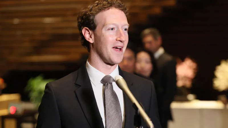 زوكربيرغ يثير الجدل بساعة بروتوتايب نادرة تتجاوز نصف مليون دولار (فيديو)