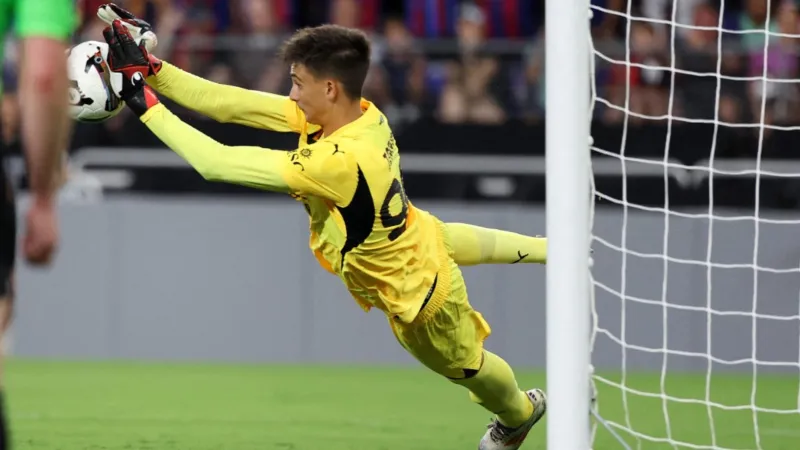 ميلان يغلق الباب أمام الهلال ويتمسك بحارسه الواعد (فيديو)