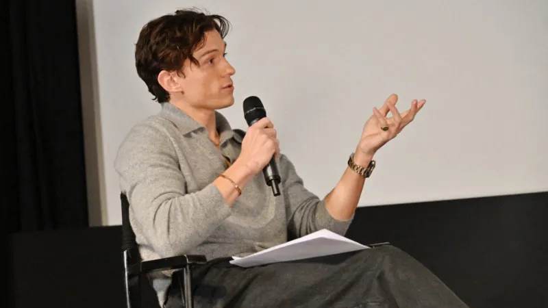 موقف طريف.. توم هولاند يوضح حقيقة علاقته بزيندايا (فيديو)