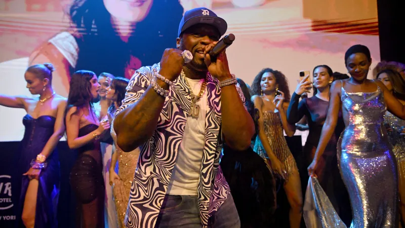 جو روجان يندهش من ريمكس فيفتي سنت بالذكاء الاصطناعي ويصفه بالأفضل (فيديو)