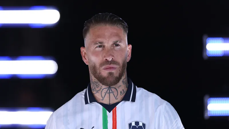 سيرجيو راموس يفاجئ جمهوره بدخول عالم الغناء 