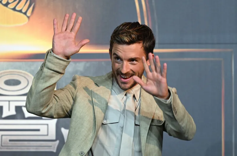 إطلالات بسيطة وصدى واسع ورواج غير متوقّع: كيف أصبح جوناثان بيلي رمزًا للتفرد؟  