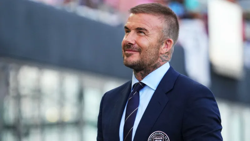 بيكهام يطبخ ويغني مع أبنائه في عيد ميلاد روميو بإيطاليا