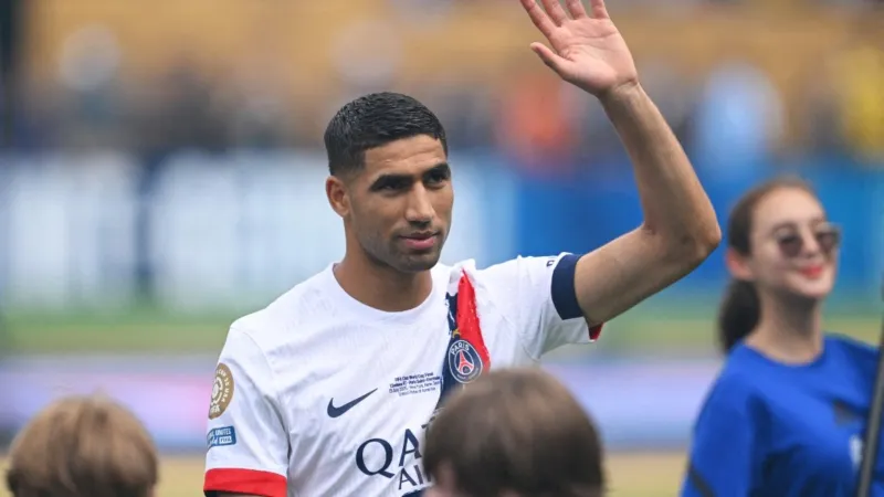 في مشهد عفوي.. أشرف حكيمي يشارك الأطفال لعب كرة القدم في المغرب (فيديو)