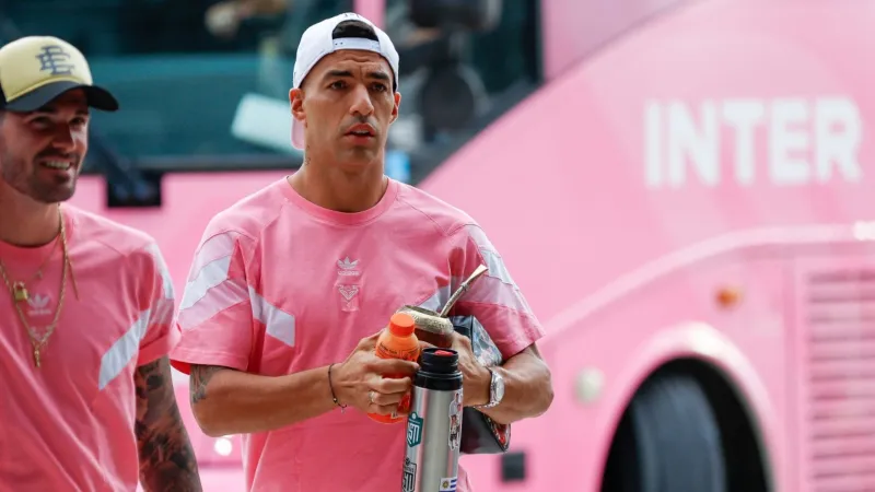 بعد حوادث البصق.. سواريز يثير أزمة جديدة بعد البصق على مسؤول (فيديو)