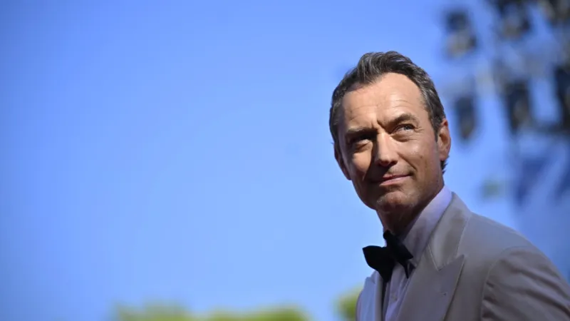 جود لو يتعثر على رصيف فينيسيا وسط ضحكات المعجبين (فيديو)