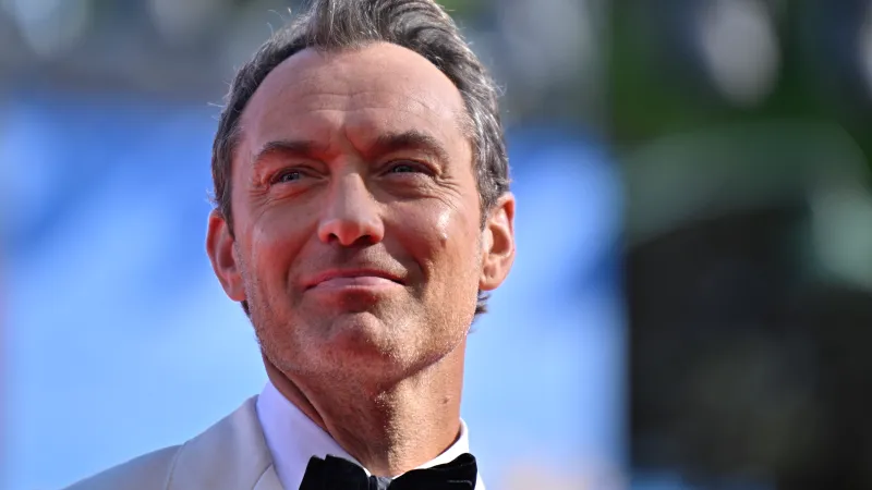 جود لو  يجسد بوتين.. «ساحر الكرملين» يثير جدلاً في فينيسيا