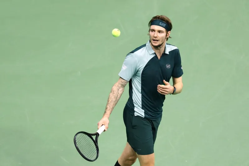 كيف علق يانيك سينر على علاقته بكارلوس ألكاراز؟ (فيديو)