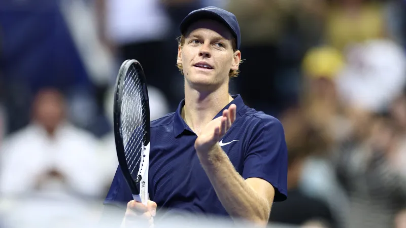 طرد مشجع من بطولة أمريكا بعد محاولة سرقة حقيبة جانينيك سينر (فيديو)