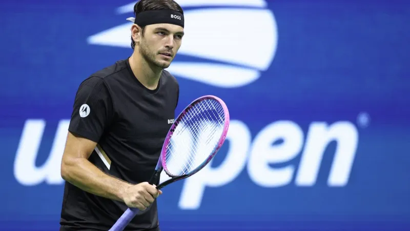 عصابة رأس مقلوبة تثير الجدل في مباراة فريتز وديوكوفيتش (فيديو)