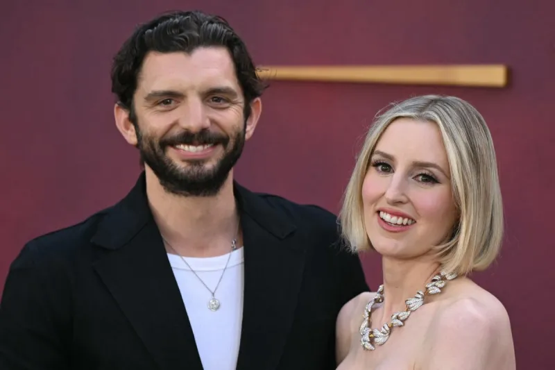 بعد إعلان زواجهما بشكل مفاجئ.. كيف بدأت علاقة لورا كارمايكل ومايكل فوكس؟