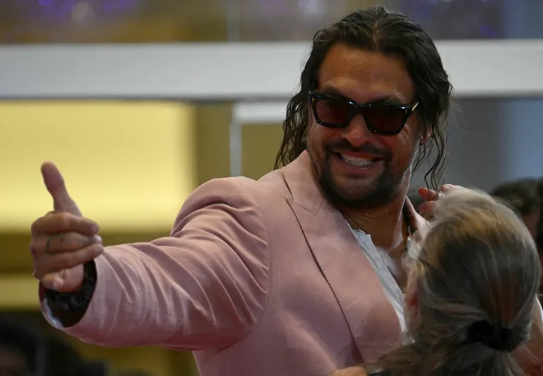 جايسون موموا يتألق بإطلالة وردية في مهرجان فينيسيا السينمائي 2025 (فيديو)