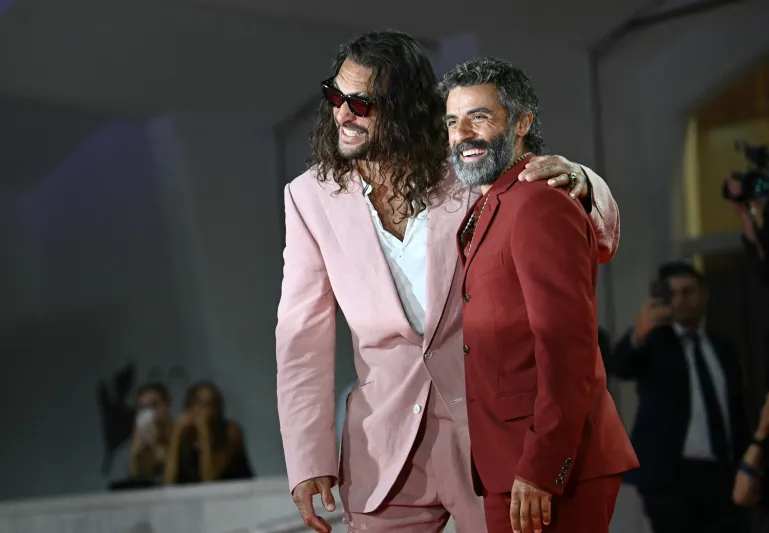 البدل الملونة تخطف الأنظار في عروض مهرجان فينيسيا 82