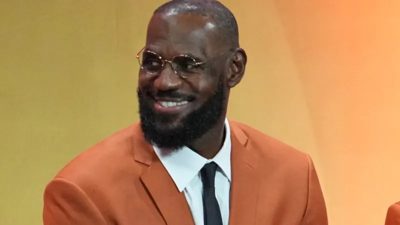  ليبرون جيمس يستعرض مجموعة ساعات فاخرة بقيمة 1.92 مليون دولار