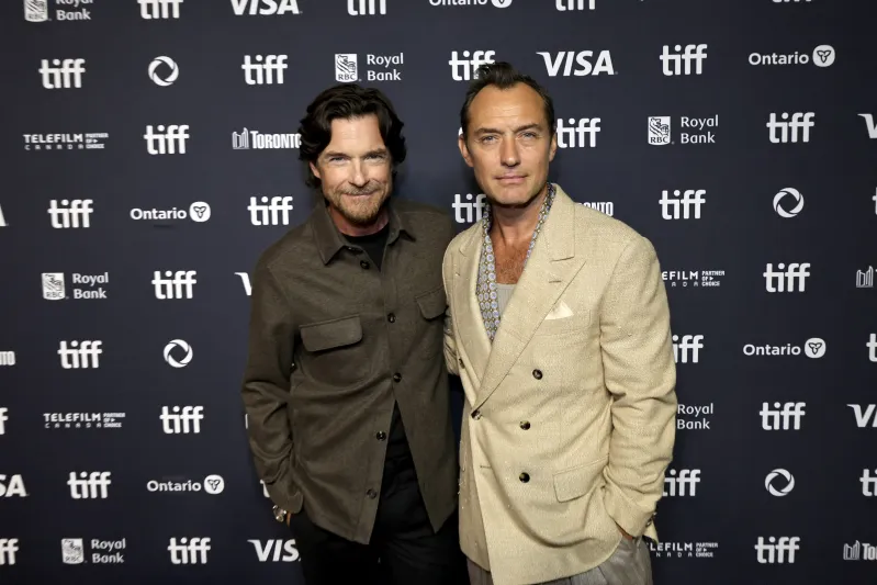 نجوم هوليوود يتألقون في تورونتو.. استلهم أناقتك من إطلالاتهم الرسمية