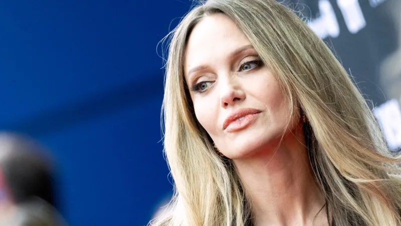 دموع أنجلينا جولي تثير التساؤلات في مهرجان تورونتو: ما السبب؟