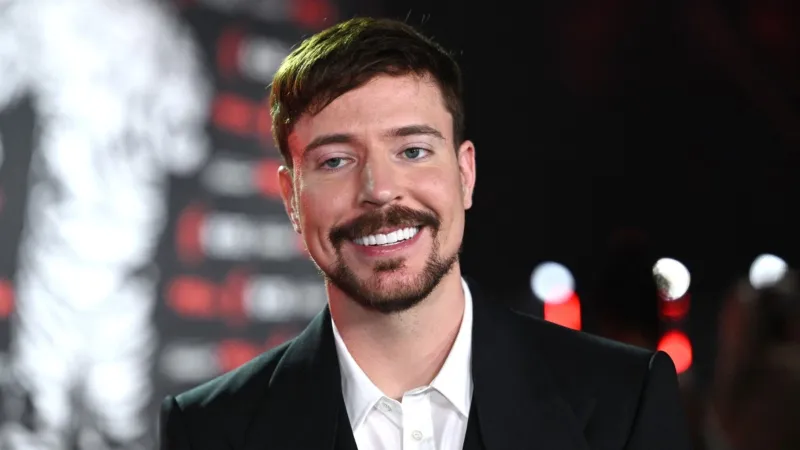 مستر بيست يسبب إحراجًا بحركته في حفل جوائز MTV.. فماذا فعل؟  (فيديو)