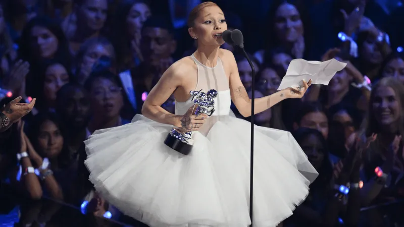 آريانا غراندي تحصد جائزة فيديو العام في جوائز MTV VMAs 2025 (فيديو)