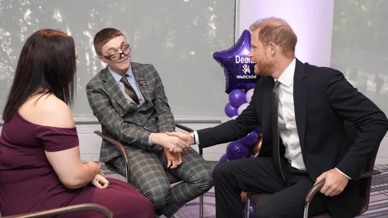 الأمير هاري يسأل طفلاً عن علاقته بشقيقه.. هل يفتقد ويليام؟ (فيديو)