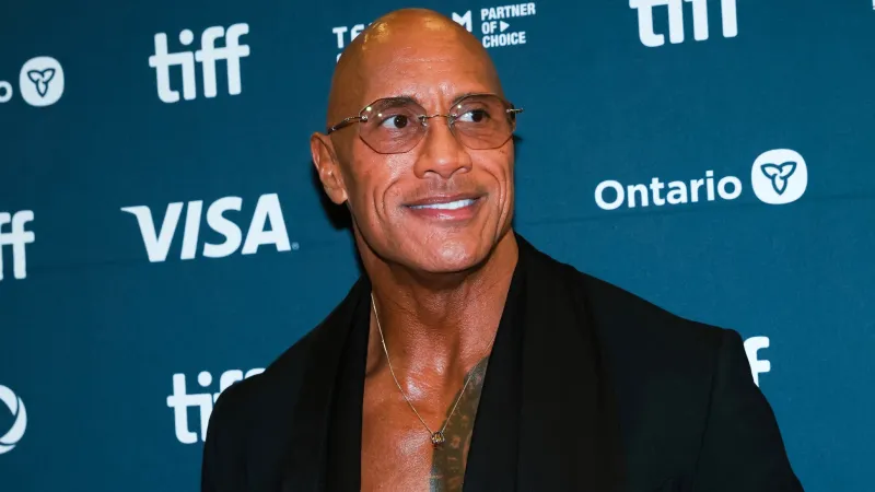 دواين جونسون يفاجئ الجمهور بدور غير معتاد وتحول جسدي لافت (فيديو)