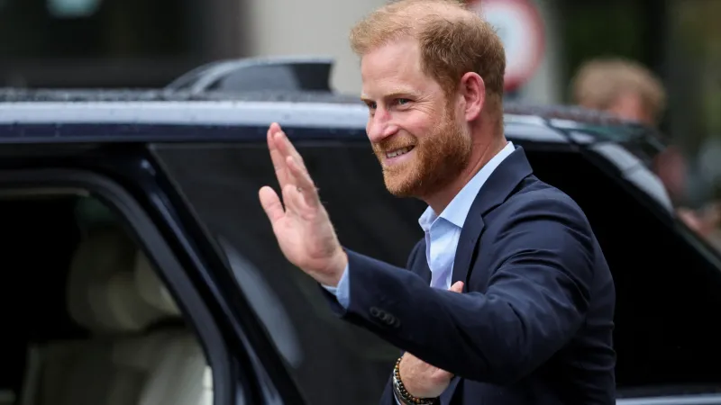 لقاء قصير ورسمي بين هاري وتشارلز يعيد التوتر إلى الواجهة