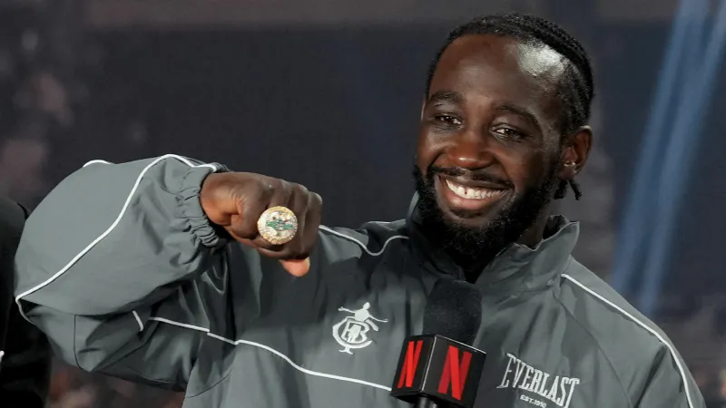 هل ينجح حمزة شيراز في خطف الألقاب من تيرنس كروفورد؟ (فيديو)