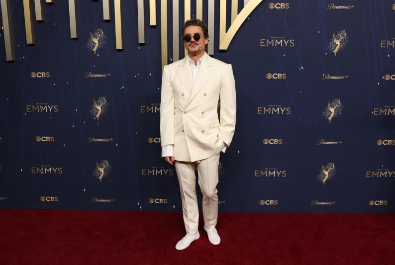 نجوم هوليوود يتألقون بإطلالات أنيقة في حفل Emmy Awards