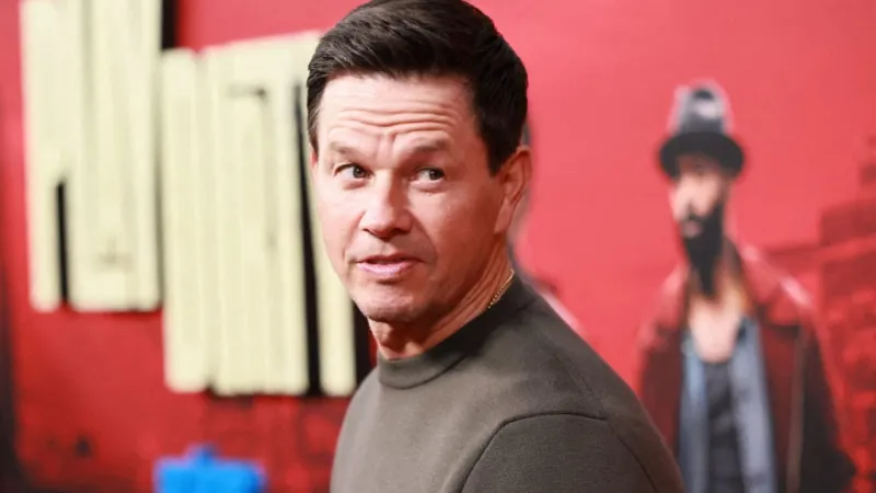 إطلالة نادرة تكشف ساعة استثنائية على معصم مارك والبيرغ.. كم ثمنها؟