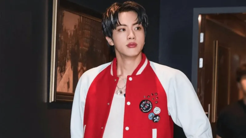 جين من BTS يتألق بأزياء غوتشي في أبرز إطلالاته الأوروبية (صور)