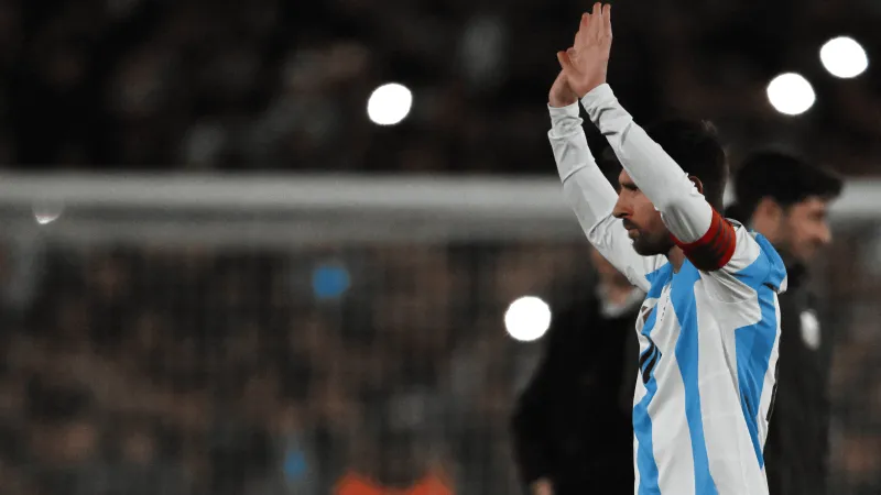 سكالوني يثير الجدل حول مستقبل ميسي في كأس العالم 2026 (فيديو)