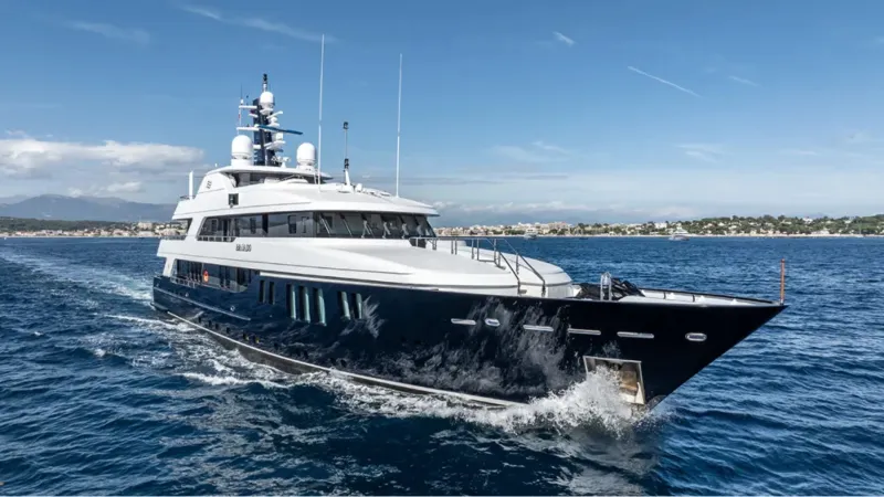 Bravado.. يخت فاخر يبحر على شاشة الواقع في البحر المتوسط (فيديو)