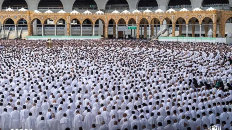 آلاف المصلين يؤدون صلاة الخسوف في الحرم المكي بالتزامن مع القمر الدموي (فيديو)