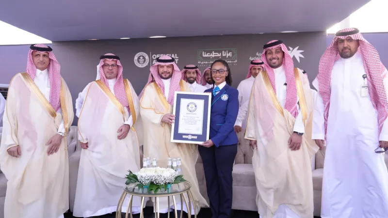 بأيدي أبنائها.. السعودية تدخل غينيس بأكبر علم فسيفساء في اليوم الوطني الـ95