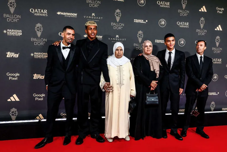 لامين يامال يحضر حفل الكرة الذهبية 2025 برفقة عائلته (فيديو)