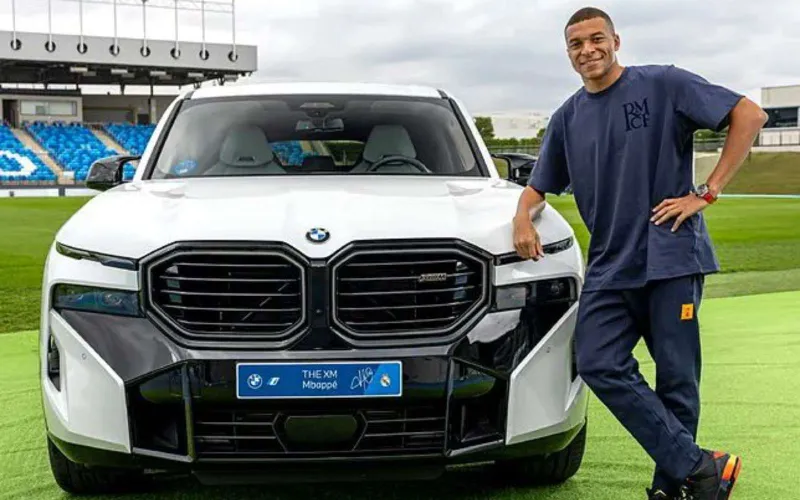 كيليان مبابي.. شغف السرعة يتجلّى في أسطول سيارات يتجاوز الفخامة (فيديو) 